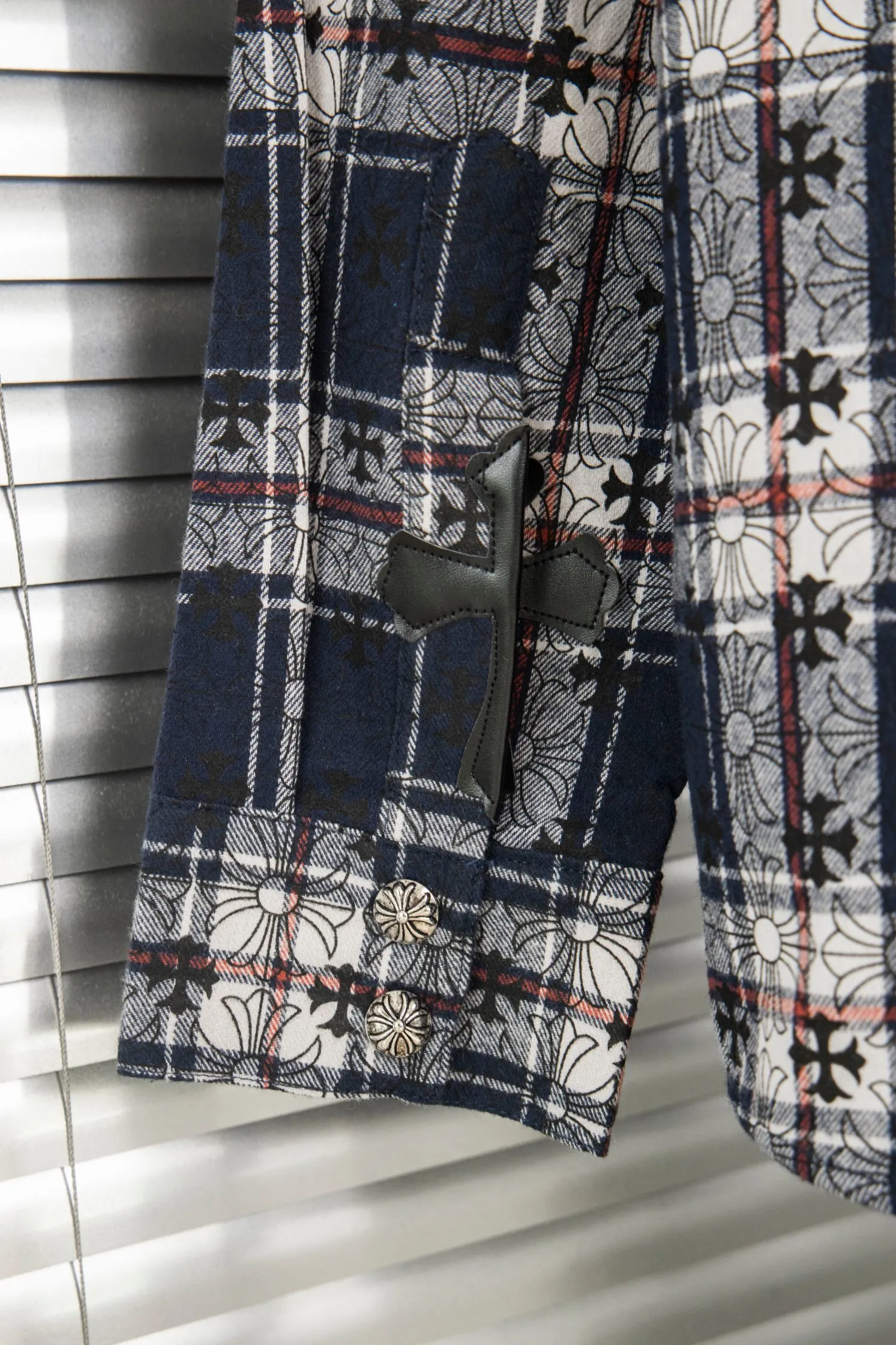 🅿️260 New: Style number: B131 Chrome Hearts classic cashew flower cross all-over printed jacquard long-sleeved casual shirt 1️⃣Customized original jacquard fabric, high-quality pure cotton jacquard plaid fabric, soft and comfortable to the touch, a very high-quality fabric! 2️⃣The details of the workmanship are perfectly controlled. The lining is made of vest hemming, and the cuffs are made of double cross leather labels. It is different from the ordinary version. The collar is also designed with interlining, which shows high-end fashion and personality. The style is fashionable, simple and elegant, and it is a very versatile jacket! 4⃣️Complete accessories, all customized with original versions! Same style for men and women Color: Cashew Purple Sizes: S, M, L, XL